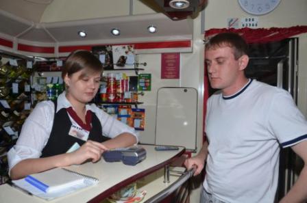 Возможность безналичного расчета появилась в поездах дальнего следования в Амурской области